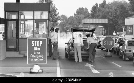 Berlin / districts / Sapndau / 1981 passage frontalier à Spandau-Staaken, côté ouest de Berlin. Agents des douanes vérifiant une voiture // GDR / mur / histoire / région frontalière / douanes [traduction automatique] Banque D'Images