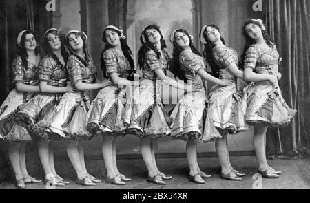 Le Gala-Girls, groupe de danse et de chant anglais en 1910. Banque D'Images