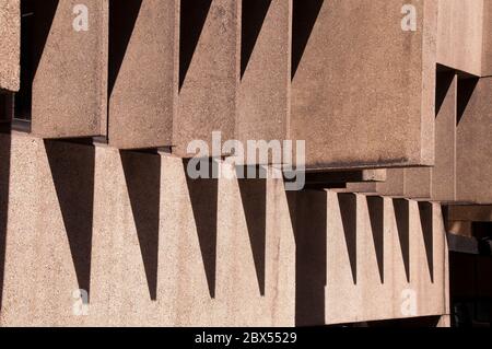 Sydney Australie, angles et ombres créés par le soleil sur l'architecture brutaliste Banque D'Images