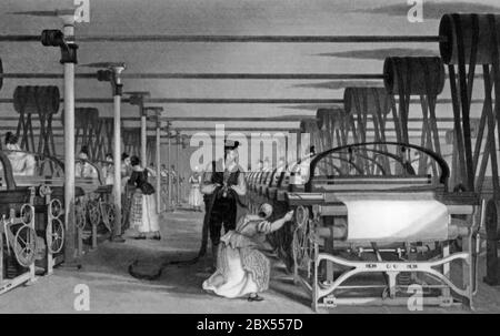 L'illustration montre les femmes travaillant sur les métiers mécaniques et un superviseur d'usine. Le dessin est de la première moitié du 19e siècle. Banque D'Images