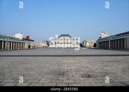 La place centrale de Kim il Sung le matin. Grande Chambre d'étude des gens avec des portraits de deux présidents de la RPDC en arrière-plan Banque D'Images