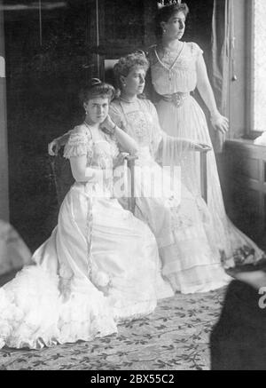 De gauche à droite : la princesse Beatrice, la princesse Marie de la Couronne de Roumanie et la Grande Duchesse Cyril. Photo non datée. Banque D'Images