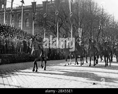 Les officiers du corps des officiers saluent à cheval le dirigeant national socialiste Adolf Hitler sur la Heldenplatz à Vienne. Il annonce là l'annexion de l'Autriche au Reich allemand. A côté d'Hitler (à gauche) se trouvent les généraux Fedor von Bock et Alfred Krauss (en civil) et Reichsfuehrer SS Heinrich Himmler. Banque D'Images