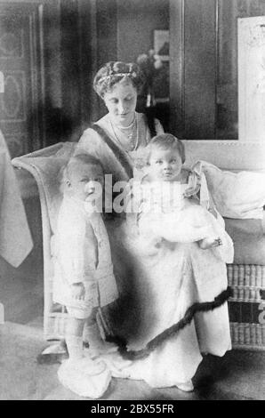 La fille de l'empereur Guillaume II, duchesse de Brunswick-Lueneburg, avec ses deux fils, Ernst August Jr. Et Georg Wilhelm, de son mariage au duc Ernst August de Brunswick-Lueneburg. Banque D'Images