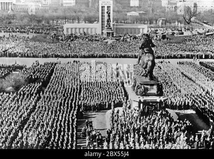 La Heldenplatz à Vienne lors du discours d'Adolf Hitler dans lequel il a annoncé l'annexion de l'Autriche au Reich allemand. Les gens se tiennent autour du monument équestre du Prince Eugène et sur le bâtiment il se lit: «la victoire de l'Ouest». Banque D'Images