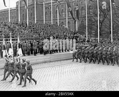 La 10e division de la 8e armée de Wehrmacht marche sur la Heldenplatz en face de la tribune VIP. Le défilé a lieu au cours du rassemblement pour l'annexion de l'Autriche au Reich allemand. Outre Adolf Hitler, le gouverneur du Reich Arthur Seyss-Inquart et les généraux Alfred Krauss et Fedor von Bock ont également assisté aux festivités. Banque D'Images