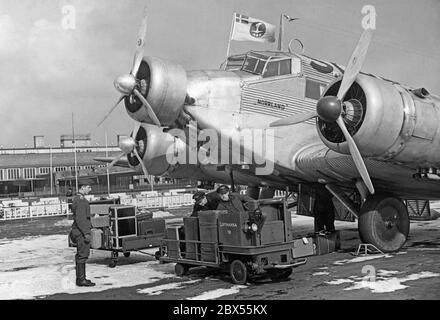 À l'aéroport de Berlin-Tempelhof, l'avion suédois 'Norrland' de type Junkers Ju 52 d'ABA est en cours de chargement. L'aéroport de Tempelhof a repris l'exploitation de l'aéroport de Rangsdorf peu de temps auparavant. Banque D'Images