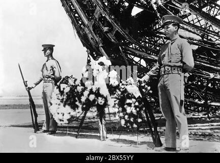 Les marines américaines gardent la garde d'honneur à l'épave de la 'Hindenburg' au terrain d'aviation de Lakehurst. Banque D'Images