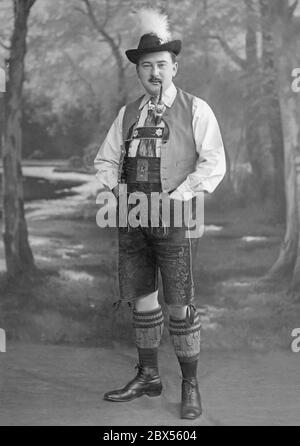 Un homme en Bavière Lederhosen. Banque D'Images