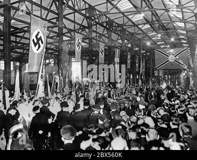 Service funéraire pour les victimes de la catastrophe de Hindenburg dans les salles du Lloyd Norddeutscher (Lloyd nord-allemand) à New York, organisé par la colonie allemande. Banque D'Images