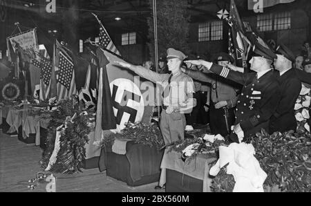 Service funéraire pour les victimes de la catastrophe de Hindenburg dans les salles du Lloyd Norddeutscher (Lloyd nord-allemand) à New York, organisé par la colonie allemande. Banque D'Images