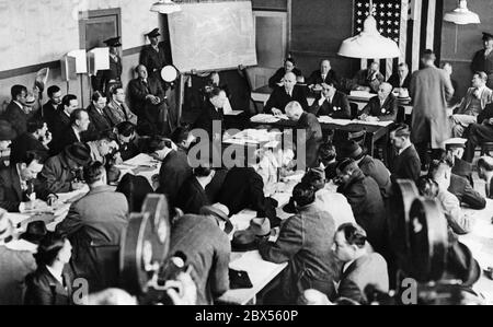 La commission d'enquête, qui doit enquêter sur l'accident de la «Hindenburg», au cours d'une réunion. Sous le conseil, le chef du commandant de la commission Rosendahl. Banque D'Images