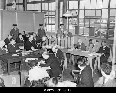 Des enquêteurs allemands et américains pendant les interrogatoires pour découvrir le cours des événements et les causes de la catastrophe de Hindenburg. Les enquêteurs allemands sont assis sur la droite. Banque D'Images