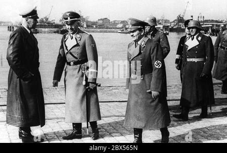 Le ministre Reich Wilhelm Frick, le chef du Reich SS Heinrich Himmler et le gaulétre nazi de la Prusse orientale, Erich Koch, attendent au port de Memel (aujourd'hui Klaipeda) l'arrivée d'Adolf Hitler. Banque D'Images