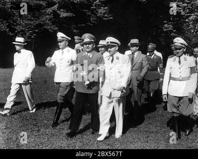 Arrivée d'Adolf Wagner (centre gauche), Gauleiter de Munich-haute-Bavière, et de Reich Press Officer Otto Dietrich (centre droit) au Palais Nymphenburg à Munich. Dietrich avait invité la presse nationale et étrangère à une réception de gala. Banque D'Images