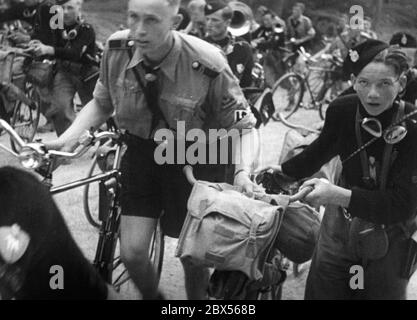 Visite en vélo conjointe du HJ et de la Jeunesse fasciste d'Italie (GIL) en 1939 (Deulig-Tonwoche Nr. 398) Banque D'Images