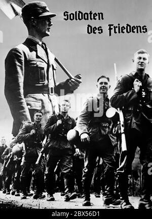 Une grande photo montre les soldats de Wehrmacht et un membre de la RAD comme 'soldiers de la paix' à l'exposition 'Bolschewismus ohne Maske' (bolchevisme sans masque) dans le bâtiment Reichstag. Banque D'Images