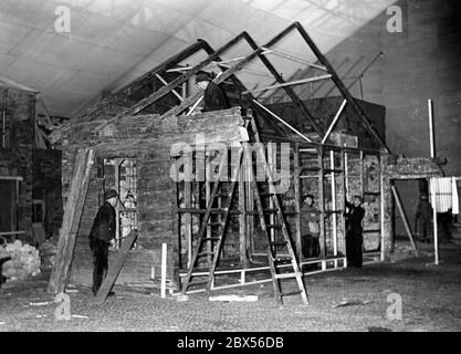 Préparatifs de l'exposition "le Paradis soviétique" à Lustgarten à Berlin: Construction du hall d'exposition de Minks, dans lequel une maison de travailleurs est en cours de construction. Banque D'Images