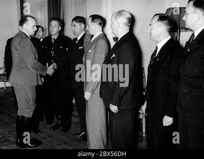 Le ministre Reich et gouverneur général de la Pologne occupée, Hans Frank, salue les représentants de la presse à l'occasion de l'anniversaire de la victoire à Varsovie. Banque D'Images