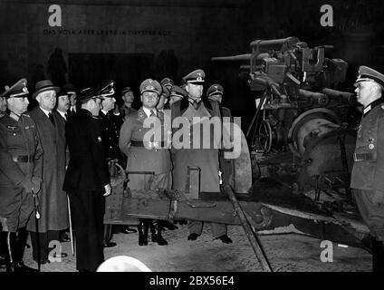 Vue de l'exposition "le Paradis soviétique" dans le Berlin Lustgarten: De gauche à droite: Général de l'infanterie Reinhardt, Reichskriegerfuehrer, Secrétaire d'Etat Gutterer, Ministre d'Etat Meissner et le Comte espagnol Mayalde, envoyé bulgare Drangoff et envoyé hongrois Sztojay à côté d'une arme anti-avion capturée. Banque D'Images