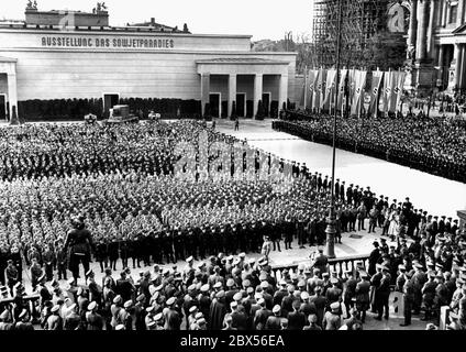 Ouverture de l'exposition "le Paradis soviétique" dans le Lustgarten à Berlin: Ouverture du rassemblement devant le bâtiment de l'exposition. Banque D'Images