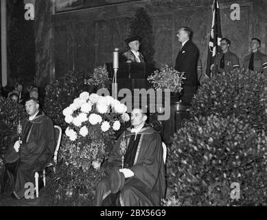 Introduction du nouveau recteur de l'Université de Berlin, le professeur Willy Hoppe (laissé en robe) dans la nouvelle salle de réunion, par le professeur Wilhelm Groh (droit en civil) du ministère de l'éducation du Reich. Banque D'Images