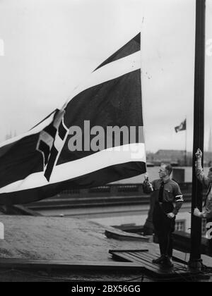 Pour la première fois, les étudiants de la NSDStB élèvent le drapeau des étudiants de la Ligue nationale socialiste des étudiants allemands sur la construction de l'université Friedrich-Wilhelms de Berlin. En arrière-plan, la rivière Spree. Banque D'Images