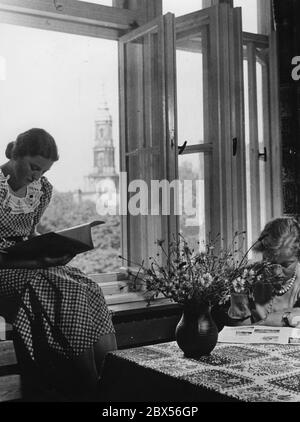 Les étudiants de l'Association du travail des étudiantes socialistes nationales (Arbeitsgemeinschaft nationalsozialistischer Studentinnen) lisent dans un coin de leur nouveau dortoir à Oranienstrasse 19. Banque D'Images