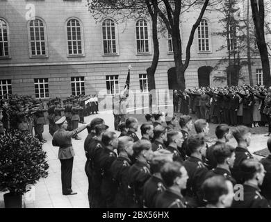 Les étudiants (à droite) venant du Service du travail lors de la cérémonie d'assermentation aux statuts de l'Université Friedrich Wilhelm. Sur la gauche, le recteur de l'Université de Berlin, le professeur Willy Hoppe. Banque D'Images