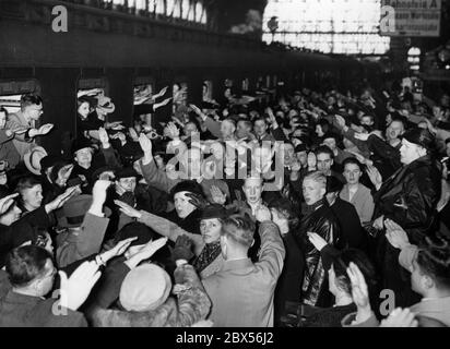 110 étudiants de Berlin dans le train avec leurs parents et leurs proches chantant l'hymne national allemand peu avant leur départ. Ils partent de Lehrter Bahnhof pour Bremerhaven, et de là à Cleveland, Ohio, USA. À droite, l'inspecteur de l'école de ville Kausler. Banque D'Images