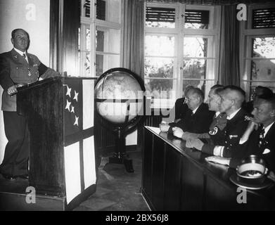 Franz Ritter von EPP, chef du Bureau de la politique coloniale du NSDAP (Kolonialpolitisches Amt der NSDAP) et chef de la Société coloniale allemande, ouvre un centre de formation politique coloniale à Ladeburg, Bernau près de Berlin. Sur le côté droit de la photo de droite à gauche : Stabsamtsleiter Wenig, contre-amiral Theodor Fuchs et Reichsamtsleiter Hans-Wilhelm Scheidt. Banque D'Images