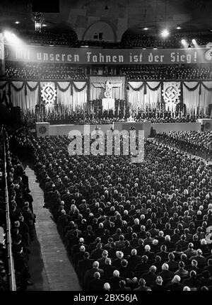 La bannière 'IT unseren Fahnen ist der Sieg' (avec notre drapeau vient la victoire!) Lors d'un événement dans le Sportpalast de Berlin. Banque D'Images