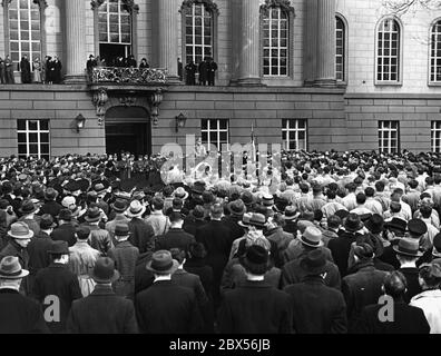 Le drapeau de l'Union nationale socialiste des étudiants allemands est élevé pour la première fois sur la construction de l'Université de Berlin. Sous le balcon, il y a un homme SS. Sous le balcon, le recteur, le professeur Willy Hoppe, prononce un discours aux étudiants réunis. Banque D'Images