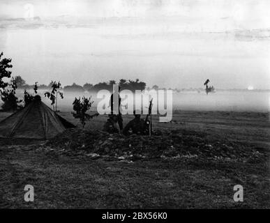 Un groupe de fantassins allemands dans le brouillard du matin de 22.06.1941. Au milieu de l'image, il y a un mg-34 pour la défense aérienne sur trépied. Banque D'Images