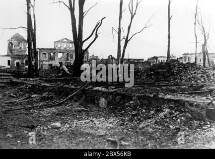 En raison du feu d'artillerie continu de l'Armée rouge soviétique sur la Wehrmacht allemande fermée à Kholm, la ville entière a été détruite. En arrière-plan, l'église détruite dans le centre-ville. Pendant la bataille d'encerclement de Kholm, le 'Kampfgruppe Scherer' a défendu avec succès la ville pendant 105 jours. (Photo PK du correspondant de guerre Richard Muck qui a volé dans la poche au début du mois de mars). Banque D'Images