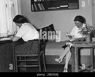 Les étudiants de l'Association du travail des étudiantes socialistes nationales (Arbeitsgemeinschaft nationalsozialistischer Studentinnen) dans un coin de leur nouveau dortoir à Oranienstrasse 19. Banque D'Images
