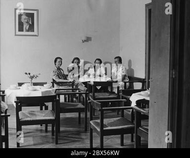 Étudiants de l'Association du travail des étudiantes socialistes nationales (Arbeitsgemeinschaft nationalsozialistischer Studentinnen) dans la salle commune de leur nouveau dortoir à Berlin C, Oranienburgerstrasse 19. Sur le mur se trouve un portrait d'Adolf Hitler. Banque D'Images
