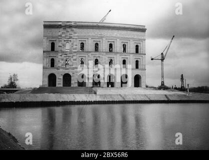 Afin de faire une impression sur le Kongresshalle (salle des congrès) planifié par les architectes Ludwig Ruff et Franz Ruff, un modèle sera érigé sur le site du rassemblement du Parti de Nuremberg. Le modèle de la colonnade est de 40m de haut, derrière elle il y a un 60m de haut paysage partiel de la Kongresshalle réelle. Au premier plan se trouve la grosse Dutzendteich. Banque D'Images