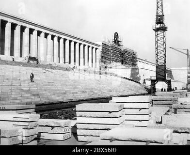 L'Ehrentribentribenricene (Tribune of Honor) sur le champ de Zeppelin sera recouvert de plaques de calcaire coquillier. Banque D'Images