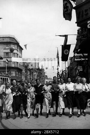 Filles et garçons pendant la conférence VDA à Koenigsberg sous une bannière disant «le sang est plus épais que l'encre!» Banque D'Images