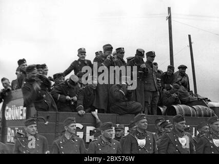 Lors de la visite de Joseph Goebbels au camp de Langwasser, où est stationnée la sa du Grand Berlin, les hommes de sa sont debout sur un camion de 'Gruener Braeu' pour poser pour une bonne photo souvenir. Banque D'Images