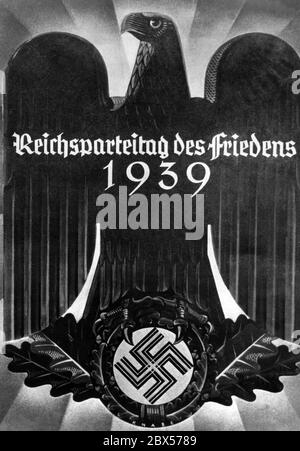 A l'occasion du Congrès du Parti Reich de 1939, le Reichspast allemand a introduit, comme les années précédentes, un télégramme décoratif spécial à prix réduit pour une utilisation dans le service intérieur allemand et dans la région de la ville libre de Danzig. Le Schmuckblatt (page décorative) 'Reich Party Congress of Peace' a été produit en intaglio à quatre couleurs selon un dessin de l'artiste Willy Knabe à Berlin-Charlottenburg. Sur le front est représenté l'aigle impérial avec la croix gammée dans ses fangs, sur le dos (voir 338878) est une citation d'Adolf Hitler. Banque D'Images