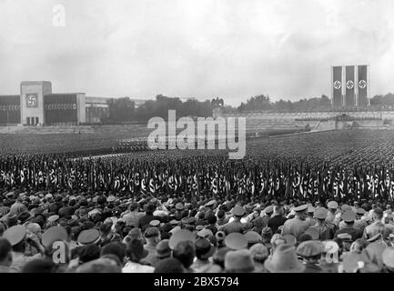 Aperçu du défilé de sa, SS, NSKK et NSFK dans le Luitpold Arena sur le site du rassemblement du Parti nazi à Nuremberg. En arrière-plan à gauche se trouve le Luitpoldalle, à droite de la plate-forme. Banque D'Images
