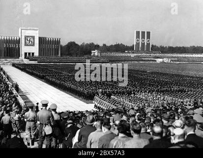 Environ 120,000 participants se sont réunis pour l'appel de la sa, SS, NSKK et NSFK dans le Luitpoldarena sur le terrain du rassemblement du Parti nazi de Nuremberg. En arrière-plan à gauche se trouve le Luitpoldhalle, à droite de la plate-forme de l'enceinte. Au premier plan à gauche, il y a un caméraman. Banque D'Images