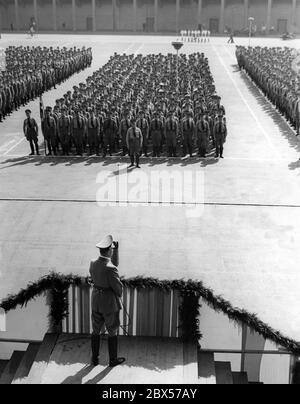 Artur Goerlitzer, député gauleiter, prononce un discours devant le Nuernbergfahrer (10,000 dirigeants politiques du Gau Berlin qui participeront au rallye de Nuremberg), réuni en face du Deutschlandhalle à Berlin. Banque D'Images