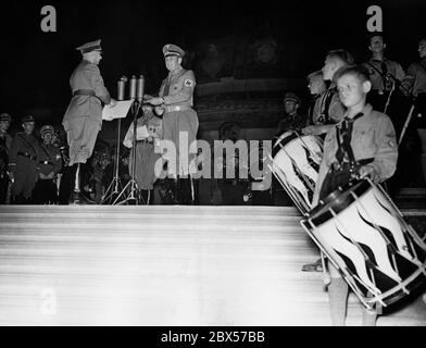 Gauleiter Emil Stuertz honore 600 membres du parti devant le palais de Sanssouci à Potsdam. Chacun des honorés a reçu une copie de la volonté de Frédéric le Grand. Par la suite, certains ont reçu l'ordre du sang. Banque D'Images