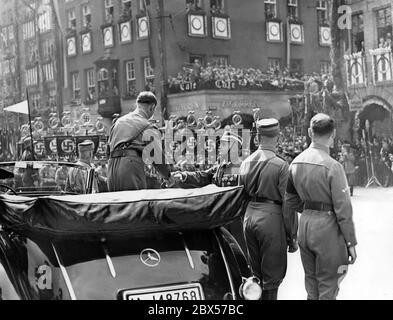 Sa-Obergruppenfuehrer Dietrich von Jagow présente le Groupe sa Berlin-Brandebourg à Adolf Hitler sur la place du marché principal de Nuremberg (Hauptmarkt). Banque D'Images