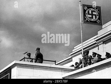 Konstantin Hierl rapporte à Adolf Hitler sur le stand Zeppelin qu'environ 38000 hommes et femmes du Reich Labour Service sont arrivés en place. Sur la droite, Wilhelm Frick. Banque D'Images