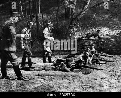 Des hommes de communication de signal du groupe sa Berlin Brandenburg à un tir de petit calibre tout en se reposant pendant la sa Reichswettkampf ('compétition Reich') à Berlin. Banque D'Images