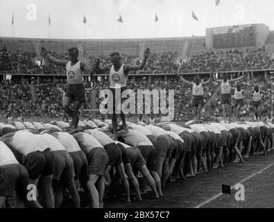 Un exercice partenaire dans lequel les participants de sa Nordsee courent sur le dos d'autres coureurs. Cet exercice a lieu aux compétitions sportives sa Reich du stade olympique. Banque D'Images